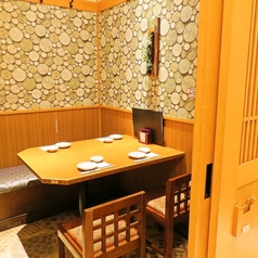 【ゆったりとした個室空間】じっくり語らうなら、テーブル個室がオススメです。個室のお席で周りの目を気にせずゆったりとお寛ぎ下さい。温かみのある照明が照らし出す和の空間で、日頃の疲れを癒す一時をどうぞ。女子会や、ママ会、昼宴会なども店舗までお気軽にご相談下さい♪癒しのプライベート空間で楽しい一時をぜひ。