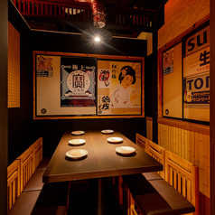仲間内での飲み会や宴会に最適なテーブル席！内装にもこだわったテーブル席！料理の美味しさを引き立てる内観から生まれる雰囲気も大切にさせて頂きました！少人数～中規模の飲み会、宴会などにもご好評いただいております！池袋駅から徒歩1分の当店で仲間とざっくばらんに打ち解ける宴会をお楽しみください！