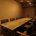 8人までの個室席がございます。洗練されたデザインと落ち着いた色調が、特別な時間を演出します。ビジネスの会議や大切な友人との集まりなど、様々なシーンに最適です。心地よい椅子に座りながら、ゆったりとした会話を楽しむことができます。プライバシーを確保したこの空間で、思い出に残るひとときをお過ごしください。