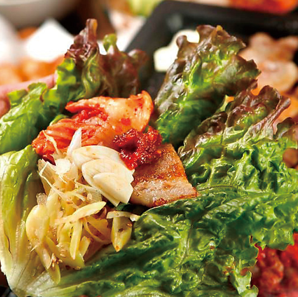 【人気★サムギョプサル】豚肉、キムチ、白髪ねぎを野菜で巻いて、ヘルシーに美味しく楽しめますよ！