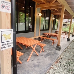 春と秋はゆったりテラス席で!ペットとお食事が楽しめます