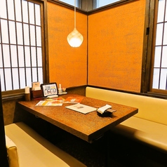 落ち着いた店内空間にあるテーブル席は個室ではなくとも、ゆったりとお食事を楽しむことが可能です。宴会コースや美味しい逸品料理、種類豊富なドリンクをご用意してお待ちしております。