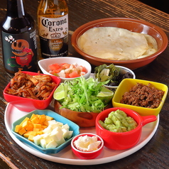 楽しさも美味しさも！「自分で作る」体験型タコス♪の写真