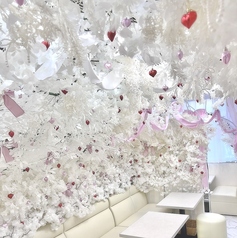 2名様まで利用できるテーブル席は、ご友人やご家族との親密な時間を楽しむのに最適で、アットホームな雰囲気が魅力です◎