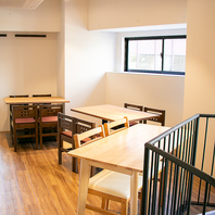 落ち着いた雰囲気と木の温もりに包まれる心地よい空間☆