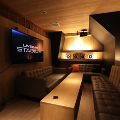 【カラオケ個室】カラオケ完備の個室。夜30分500円(税込)×人数+チャージ料(人数) 昼1h3000円(税込)チャージ・サービス無