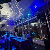 【アクセス】東京メトロ日比谷線・都営大江戸線「六本木駅」の5番出口より徒歩2分。六本木交差点からもすぐの好アクセスで、お集まりや解散にも非常に便利です。ビル5階に位置し、一歩足を踏み入れればそこには非日常のライブ空間が広がっています。