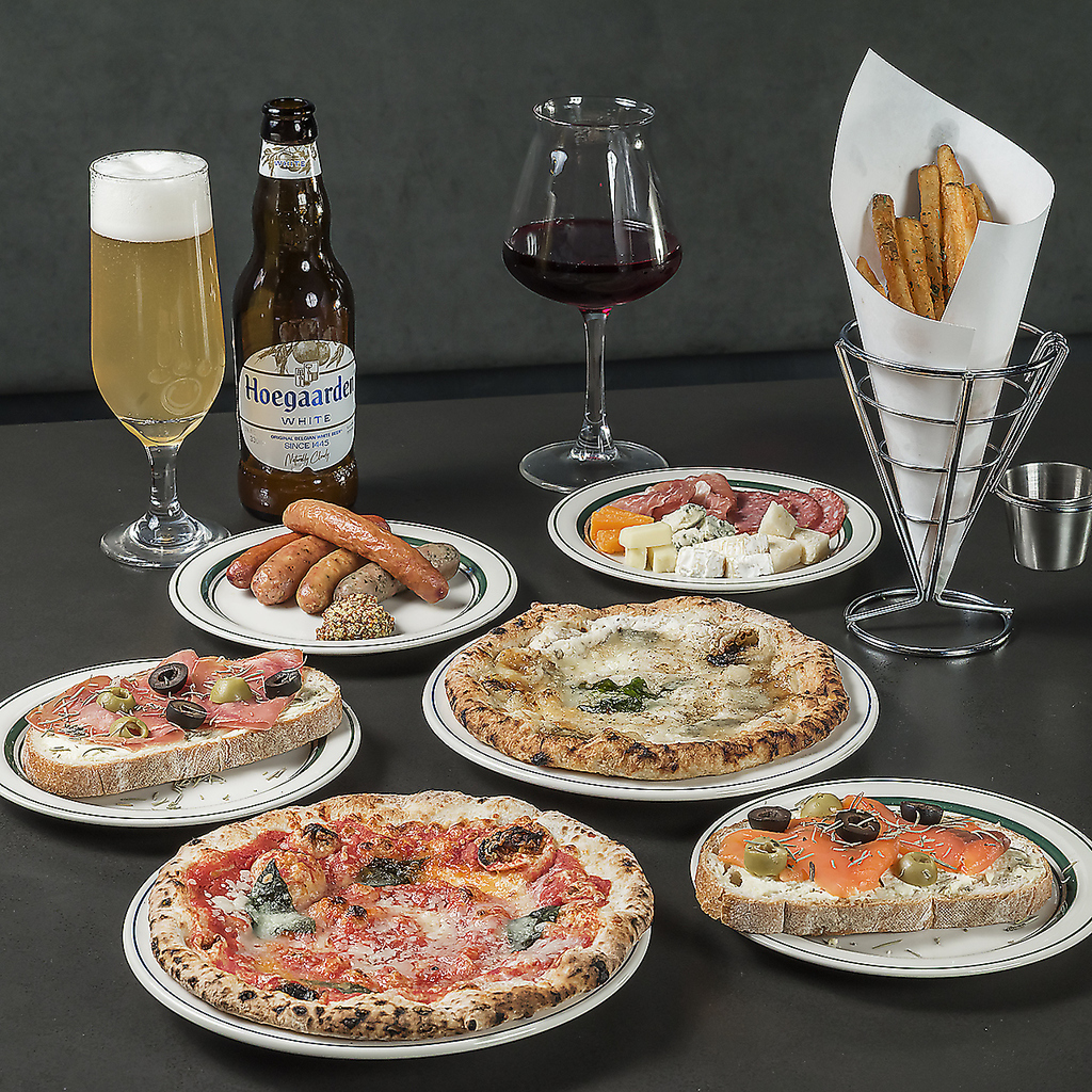 一品料理やスイーツなど、お飲み物やシーシャと相性の良いメニューを幅広くご用意いたしております。