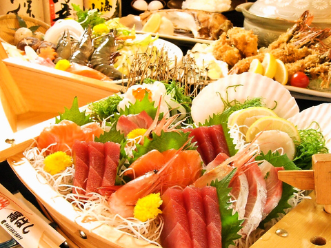 大宮魚市場の新鮮な食材を直に味わえる店。活気のある店内で食べる魚介は美味。