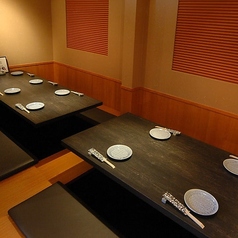 【接待や会食に！少人数向け】掘りごたつ個室（9～10名様）ふすまで仕切られた掘りごたつの個室は、4名席×1卓、6名席×1卓のレイアウトで、少人数（9～10名様）でのご宴会やご接待、会食に最適です。和の風情が落ち着く人気の個室となりますので、ご予約はお早めにどうぞ。