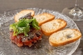 料理メニュー写真 キハダマグロと黒オリーブ醤油のタルタル