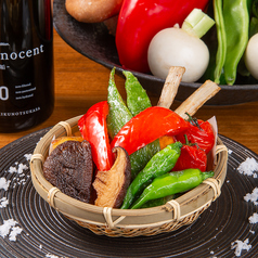 【野菜素揚げ盛合せ】旬野菜をカラッと揚げ、天草の塩と柚子胡椒で素材の旨みを引き立てますの写真