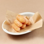 外はカリッと中はもっちりした黒蜜入り揚げ餅。食後のデザートに最適な甘さ控えめの人気の逸品。