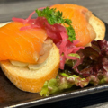 料理メニュー写真&nbsp;スモークサーモンとクリームチーズのカナッペ