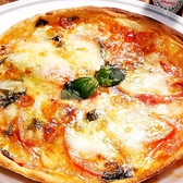 【手作りピザ　890円～】生地を手作りするこだわりのサクサクPIZZA★全5種のピザは、ミックスやマルゲリータなど定番の他にも、お酒がすすむトッピングでご用意！