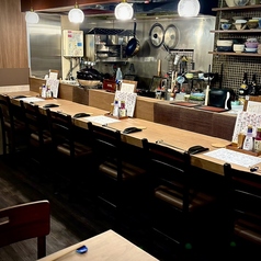 カウンター席は、職人の手元を間近で楽しめる特別な空間です。料理のライブ感を味わいながら、出来立ての料理を堪能できます。気軽に立ち寄れる雰囲気が魅力です◎