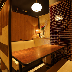 個室は2名席もございます。デートや友人とのお食事にご利用下さい。