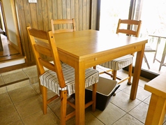 テーブル席（2）：2名掛け×2卓、3名掛け×1卓。他のテーブル席と合わせて最大13名までご利用可能です。／明るい光がいっぱいに射し込むテーブル席。窓の外には美しい庭と長閑な田園風景が広がり、開放的な空間です。