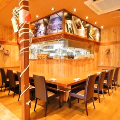 肩を並べて飲む！雰囲気自慢のカウンター♪デートにも◎ご友人との飲み会や女子会、ママ会に最適なお席をご用意！駅近でアクセス抜群の立地です！お仕事帰りにも、お気軽にお立ち寄りいただけます。他にも、会社のご宴会・接待など様々なシーンに幅広くご対応可能なお席を様々ご用意しております。お気軽にご相談ください♪