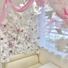 静かな雰囲気の半個室席は、周囲を気にせずにゆったりとした時間を楽しむことができ、心安らぐひとときを提供します☆プライベート感があり、特別なデートや大切なお話をするのに最適な空間です◎