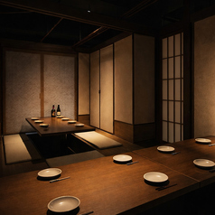 「靴を脱いで、足を伸ばしてゆったりと」長時間の宴会でも疲れにくい、掘りごたつ式の座敷席。和の温もり溢れる空間は、親睦を深めるのに最適です。年配の方や会社の上司との席でも安心の快適さ。まるで旅館のような寛ぎの中で、美味しいお酒と料理を心ゆくまでお楽しみいただけます。