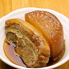 圧倒的な存在感！分厚い豚バラ肉と染み染み大根が絶品の旨肉大根煮の写真