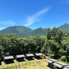 50名様からの大型貸切も大歓迎!席を新たに設置することで、さらに大人数の収容も可能です。自然に囲まれたプライベート空間でイベントを。