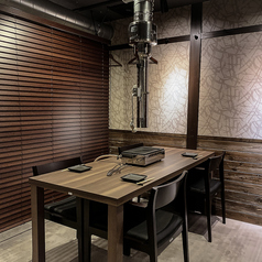 ゆったりと寛げる心地よい雰囲気の店内には、仕切りを設けたテーブル席を設けており、半個室のようにご利用いただけます。