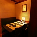 【カジュアルな少人数宴会に】テーブル席半個室（7～8名様）のれんで仕切られた4名席×2卓のテーブル席半個室です。靴を脱ぐ必要がないので、お気軽にご利用いただけます。カジュアルなご接待にも最適です。