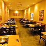 ゆったりくつろげると評判のテーブル席☆80名まで収容可能で、大きな宴会にも◎