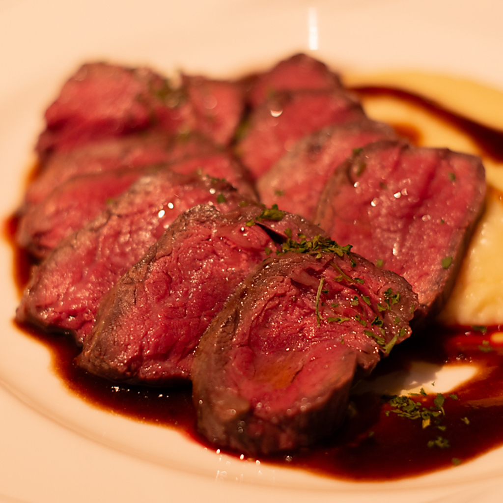 ジューシーで柔らかくしっとりとしたお肉に、濃厚なソースをたっぷりと絡めてお召し上がりください。