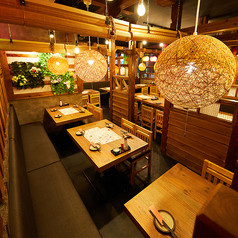 ごゆっくりお寛ぎ頂けるソファ席をご用意しております♪会社の集まりや送別会、同窓会などにも対応可能です。人数に合わせて席のレイアウト調整もOK。幹事様にも嬉しい、ゆったりと過ごせる人気スペースです。