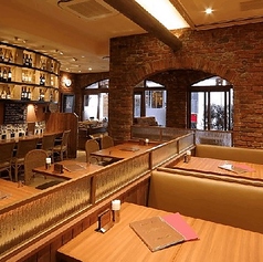 【店舗貸切:最大70名様まで】ウッド基調としてクラシカルな空間を貸切に!ウッドを基調とした広々シックな空間を贅沢に貸切!着席で56席、立食なら最大70名様までご利用可能です。 解放感あふれるお洒落なテーブル席で、大人のパーティを実現します。 忘年会や歓送迎会など、各種大人数での宴会に最適な空間です。