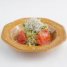 シラスと焼きトマトの冷製ジェノベーゼパスタ