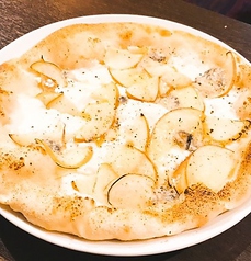 クワトロ・フォルマッジQuattro Formaggio : Mozzarella, Gorgonzola, recotta ,Parmigiano and Apples