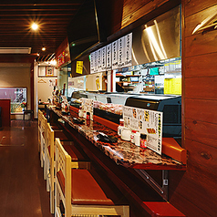 居酒屋として知られる当店では、鮮度抜群な焼き鳥や串焼きなどの料理を提供しています。カウンター席では、気軽にその美味しさを楽しむことができます☆にぎやかで活気溢れる店内が広がっています。昔ながらの雰囲気が魅力的でどこか懐かしさも魅力！