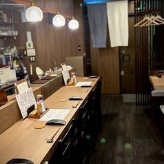 居心地の良いカウンター席は、友人や恋人など大切な方との会話やひとりでの食事に最適です。アットホームな雰囲気で、リラックスしながらお食事を楽しむことができます◎