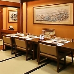 畳のやわらかな感触と、落ち着いた和の趣が心をほどくお座敷席。畳の上に椅子とテーブルを設置したお席となります。店内総席数は350席をご用意しております。会社宴会、季節行事など、各種大型宴会のご予約を承っております。