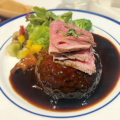 チーズ in ハンバーグ on ローストビーフ