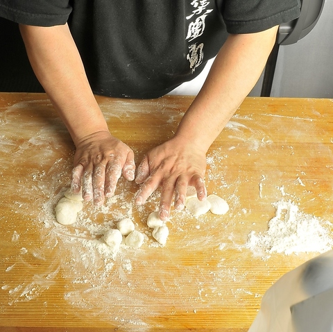 餃子や点心、黒担々麺など多彩な中華を楽しめる紅虎餃子房人形町店で過ごす。