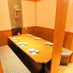 和風な店内は趣きがあります。駅構内でアクセスも抜群ですので、女子会や、合コン、各種宴会などあらゆるシーンに対応致します。もちろん貸切など団体様でのご予約も承っております。お仕事帰りに少人数で飲めるお席も◎お得なクーポンも多数ご用意しておりますのでお客様にぴったりのものをお選びくださいませ