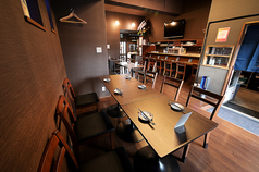 【貸切 20×1 (禁煙)】最小14名～最大20名まで宴会貸切が可能。自慢の炭火焼きや海鮮料理を囲み、皆様で乾杯♪会社宴会や打ち上げなど、周りを気にせず一体感あるプライベートなパーティーをお楽しみいただけます。人数やご予算、お料理内容などもお気軽にご相談ください！