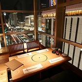 夜景：美しい夜景を楽しめる個室を多数ご用意しております。デートや女子会に最適なプライベート空間で、ゆったりとした時間をお過ごしください。窓から望む夜景がロマンチックな雰囲気を演出し、楽しい時間をより一層素敵なものに。落ち着いた個室で、都会の喧騒を忘れて特別な時間をお楽しみください。