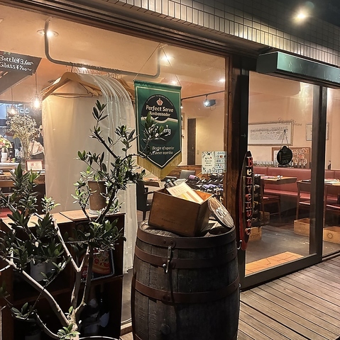 窯焼きピッツァ、炭焼きステーキなど本格イタリア料理をワインとともに