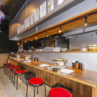 お一人様・少人数でも気軽に楽しめるカウンター席あり！