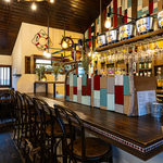 シックな木のカウンター席でホッとくつろげるひとときを…おひとり様でもお気軽にご利用いただけます