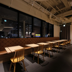 夜景が楽しめるソファーテーブル席をご用意。優雅な雰囲気の中で、特別なひとときをお過ごしください。