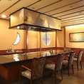 【個室・鉄板焼き】全４部屋 カウンター席　定員２名様から６名様　　あなただけの専属シェフがおもてなし♪目の前で豪快に焼き上がる姿は必見！豪華食材の数々を鉄板焼きで味わえる贅沢な大人時間。記念日のデートや家族のお祝いなど特別な日や接待の食事にもぴったり※写真は定員６名様の個室です。