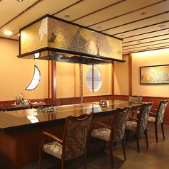 【個室・鉄板焼き】全４部屋 カウンター席　定員２名様から６名様　　あなただけの専属シェフがおもてなし♪目の前で豪快に焼き上がる姿は必見！豪華食材の数々を鉄板焼きで味わえる贅沢な大人時間。記念日のデートや家族のお祝いなど特別な日や接待の食事にもぴったり※写真は定員６名様の個室です。