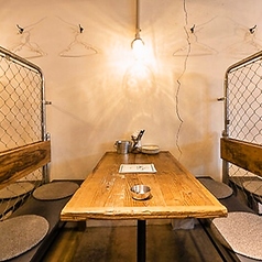 カジュアルでモダンな店内には、お子様連れでも安心してくつろげる広々としたお席をご用意しております。周囲を気にせず過ごせる空間は、ご家族の団らんや賑やかなお食事に最適。柔らかな光の中でゆったりとお過ごしください。